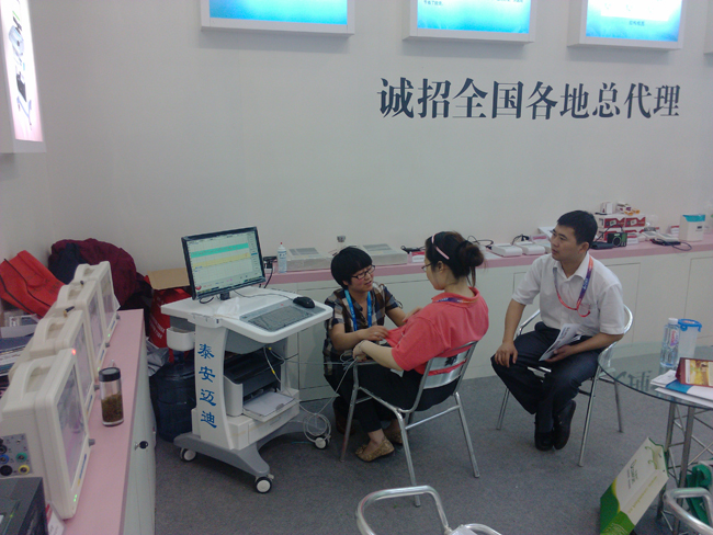 泰安邁迪培訓經(jīng)理為客戶(hù)現場(chǎng)做胎兒母嬰監護并講解胎兒母嬰監護知識
